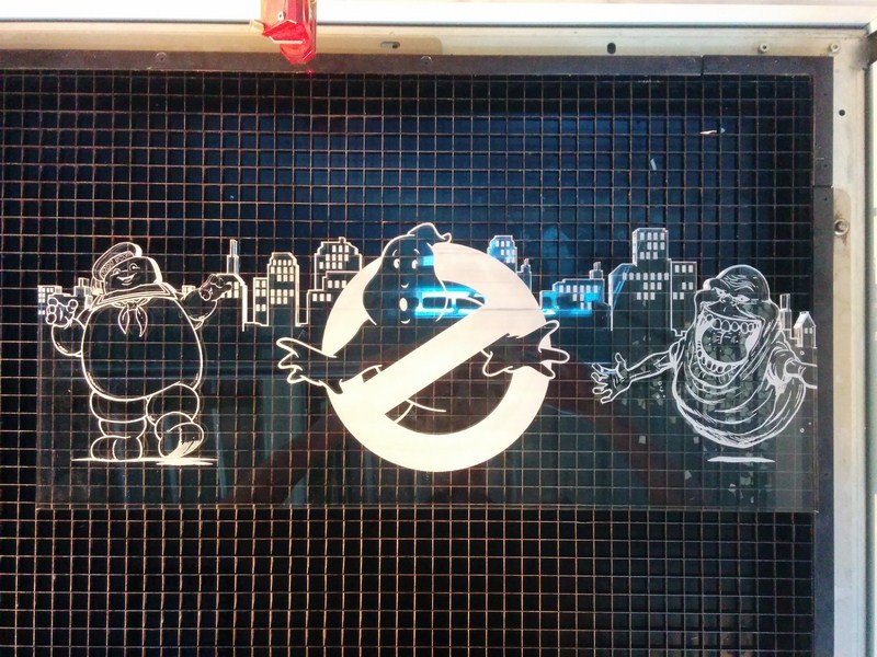 Découpe et gravure de PMMA extrudé ou coulé. Découpe laser de Plexiglass, translucide, semi-transparents et colorés