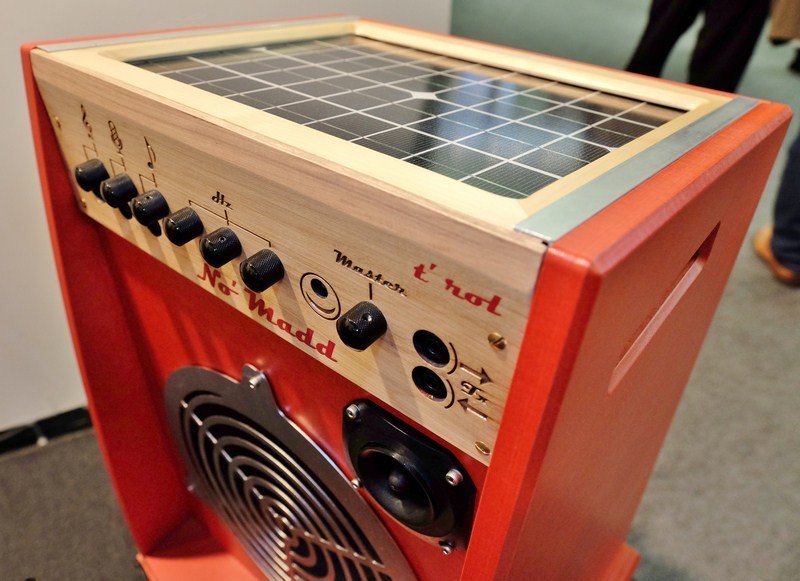 Réalisation de marqueterie dans de l'érable massif pour la société No Madd. Découpes laser et incorporation de stratifié rouge.