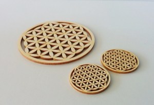 Découpe et gravure d'objets personnalisés dans du bois massif : noyer, frêne, érable, buis, hêtre etc.