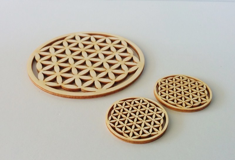 Découpe et gravure d'objets personnalisés dans du bois massif : noyer, frêne, érable, buis, hêtre etc.