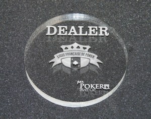 Découpe et gravure de PMMA extrudé ou coulé. Découpe laser de Plexiglass, translucide, semi-transparents et colorés