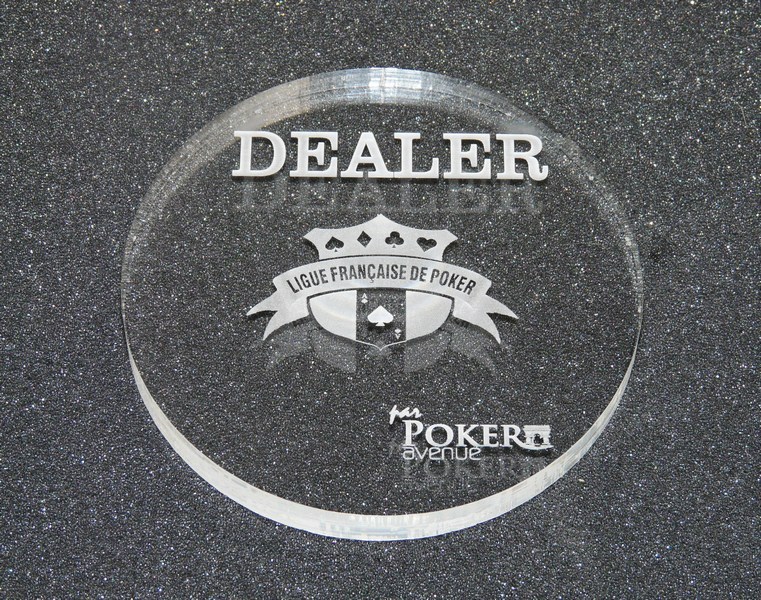 Découpe et gravure de PMMA extrudé ou coulé. Découpe laser de Plexiglass, translucide, semi-transparents et colorés