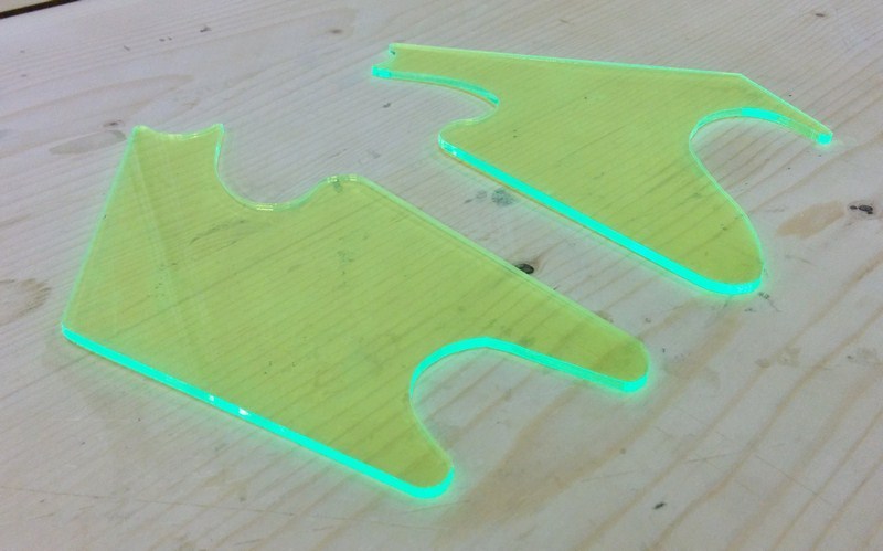 Découpe et gravure de PMMA extrudé ou coulé. Découpe laser de Plexiglass, translucide, semi-transparents et colorés