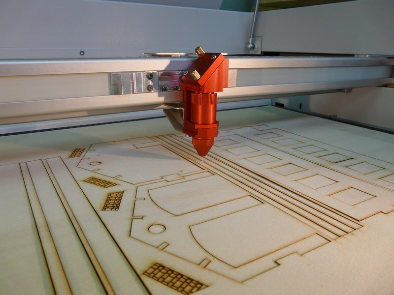 Découpe et gravure laser sur bois massif, MDF, contreplaqués, carton-bois, carton et papier.